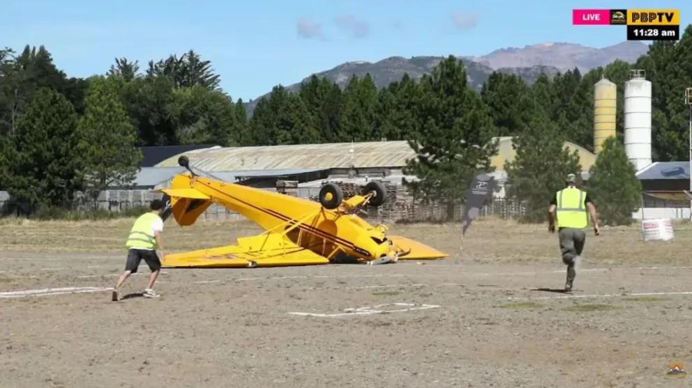Accidente aéreo en Trevelin: una avioneta sufrió un desperfecto al aterrizar durante un evento internacional