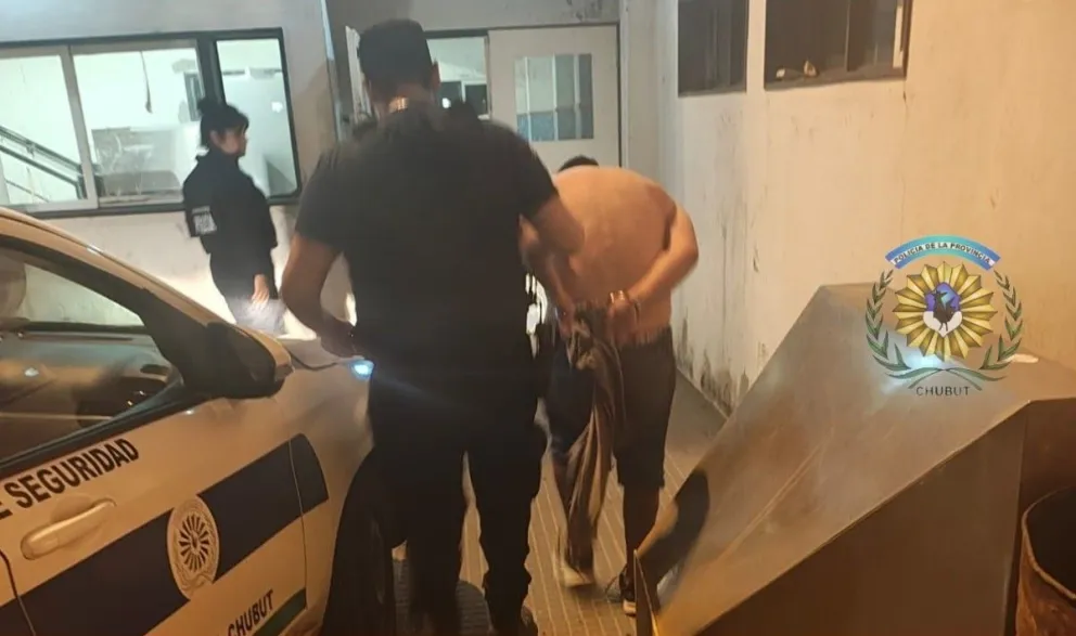 Detienen a un hombre que se escondió en el baño de una vivienda