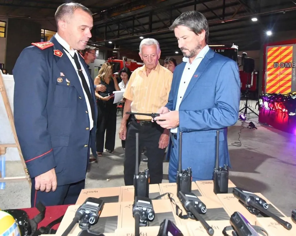 Merino acompañó el acto por el 50° aniversario de los Bomberos Voluntarios de Trelew