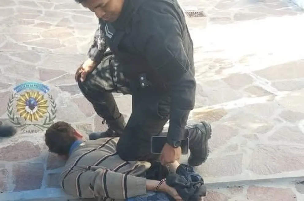 Detuvieron a un joven de 19 años en Madryn tras una persecución por los techo