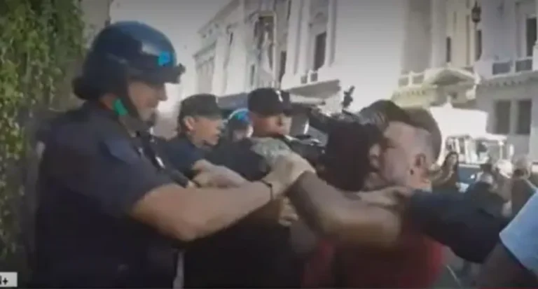 Detuvieron a un camarógrafo durante las protestas en el Congreso