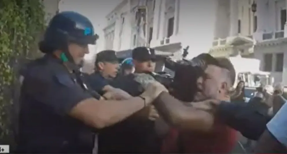 Detuvieron a un camarógrafo durante las protestas en el Congreso