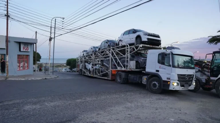 Un camión quedó atrapado entre las calles Fontana y Namuncurá