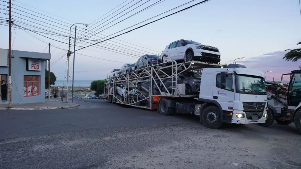 Un camión quedó atrapado entre las calles Fontana y Namuncurá