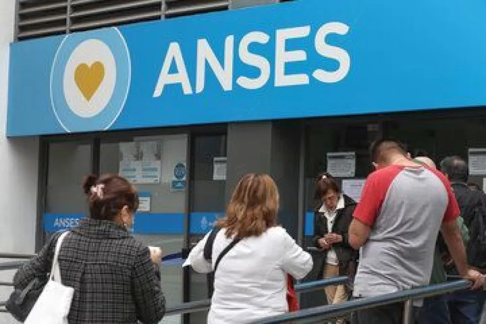 Reforma laboral: el Gobierno usará la plata de los jubilados para facilitar los despidos