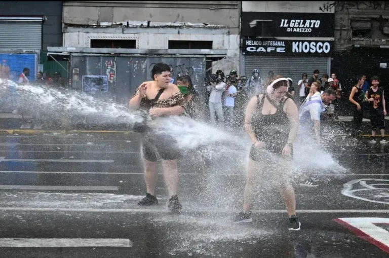 La Policía utilizó camiones hidrantes para dispersar la protesta en las afueras del Congreso
