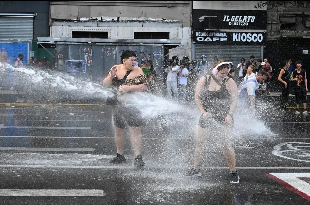 La Policía utilizó camiones hidrantes para dispersar la protesta en las afueras del Congreso