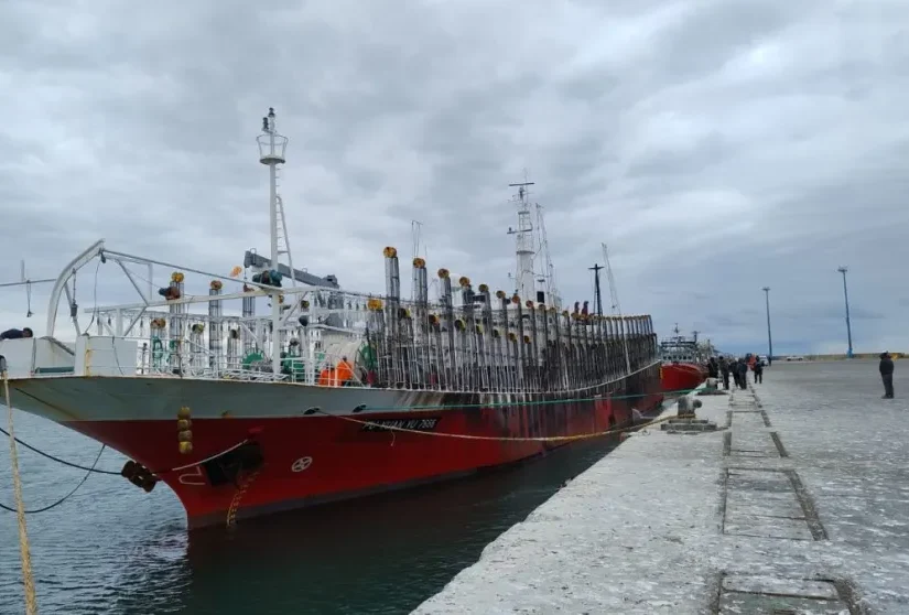 El buque Fu Yuan Yu 7666 inauguró la temporada de calamar en Comodoro