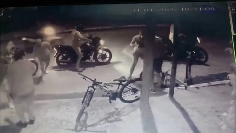 Siete motochorros balearon a un hombre que defendió a su hijo