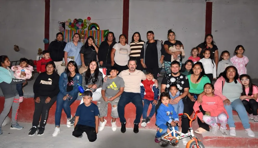 Merino recorrió el gimnasio recuperado del barrio Primera Junta y destacó el trabajo comunitario