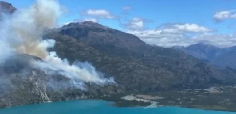 Continúa activo el incendio en la desembocadura de El Tigre en Lago Cholila