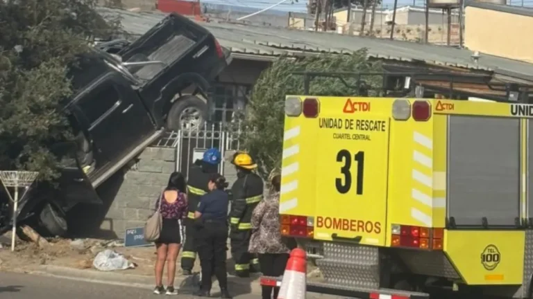 Una camioneta quedó colgada en el paredón de una casa