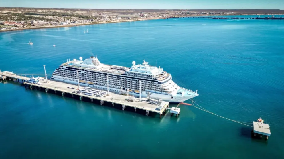 El imponente crucero de lujo Seven Seas Splendor amarró en Puerto Madryn con más de 1200 personas a bordo