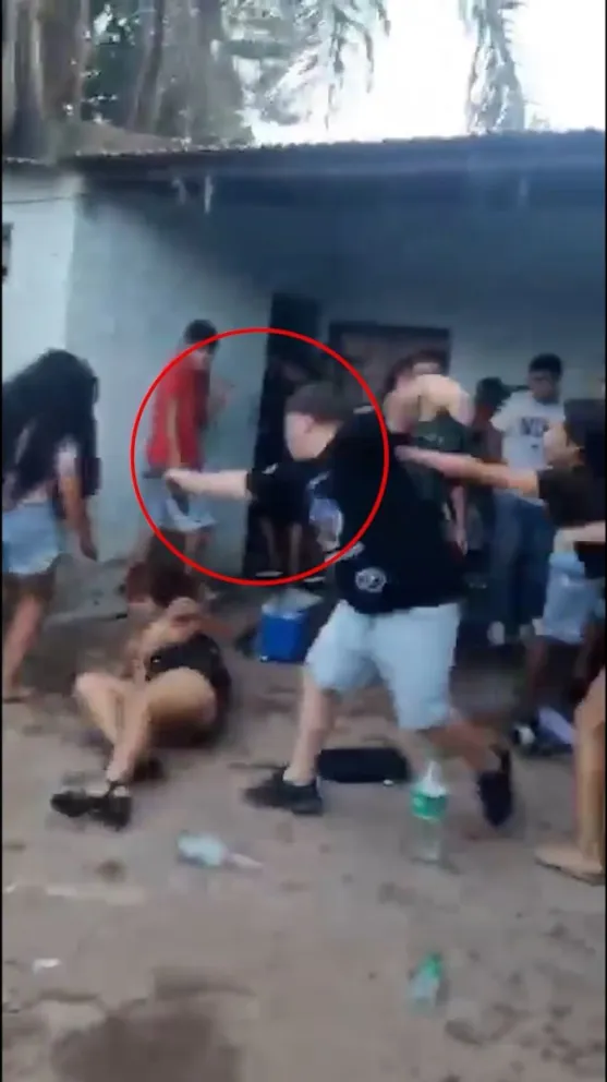 Video: sacó un arma en una fiesta y le disparó a una joven en Chaco