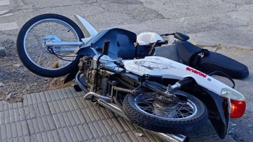 Embistieron a una motociclista y terminó hospitalizada: el conductor se dio a la fuga