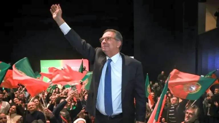 El socialista Seguro arrasa en el balotaje en Portugal frente a la extrema derecha