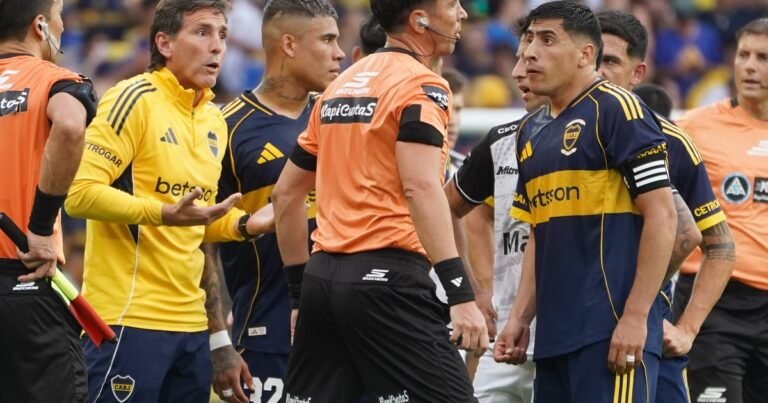 Polémica en la Bombonera: Adam Bareiro gritó su gol y trepó al alambrado pero el VAR encontró un offside milimétrico de Janson