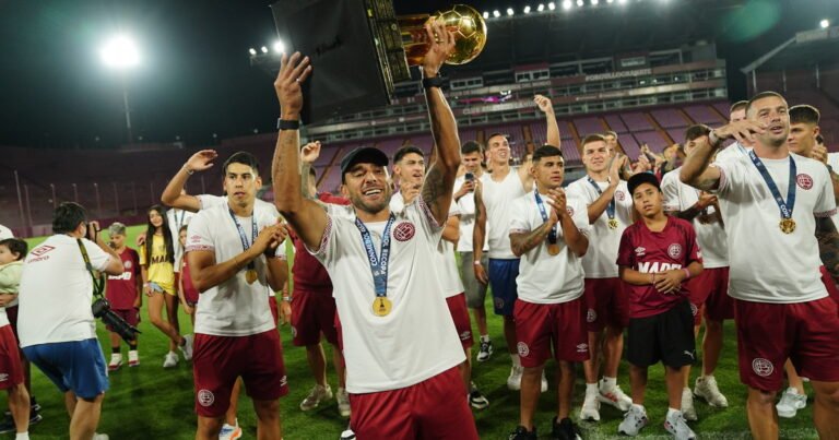 La fiesta de Lanús campeón: una multitud recibió al plantel en el estadio para celebrar el título de la Recopa Sudamericana