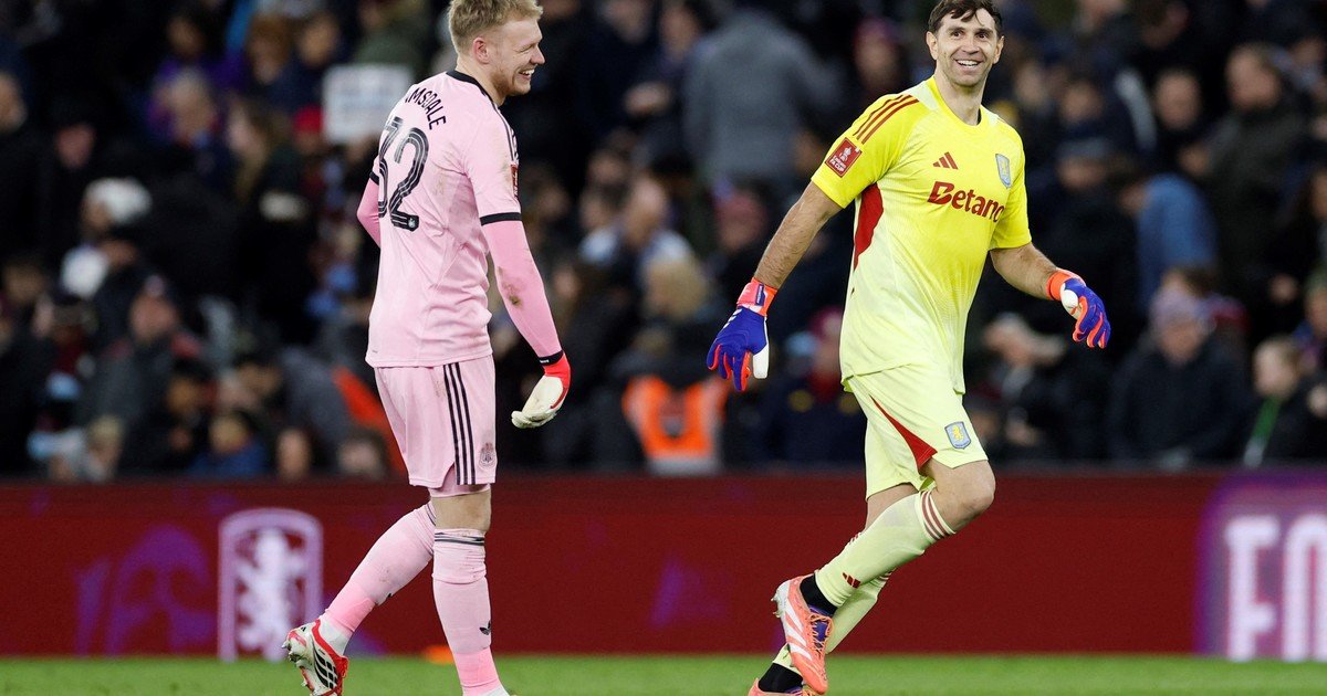 Dibu Martínez tuvo que salir al rescate del Aston Villa y terminó en pesadilla: le hicieron tres goles para eliminarlo de la FA Cup