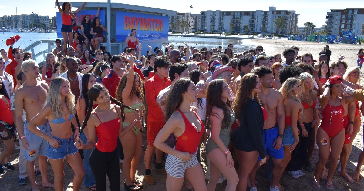 La nueva versión de la serie Baywatch reúne a aspirantes de todas las edades en un casting abierto en las playas de Los Ángeles
