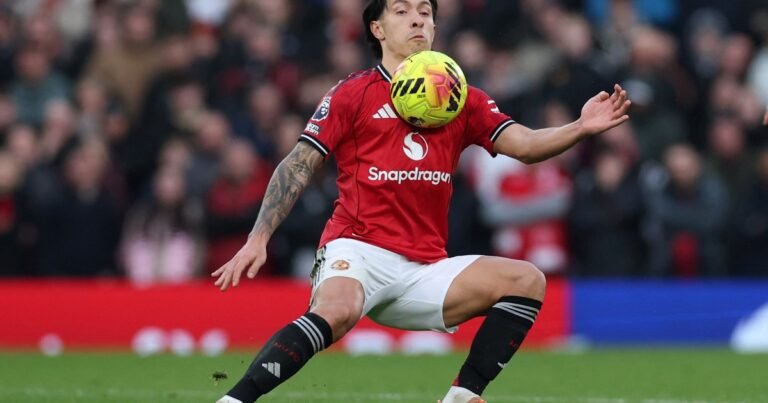 El domingo de la Premier League: locura del Manchester United de Licha Martínez y golpazo para el Aston Villa de Dibu Martínez y Buendía