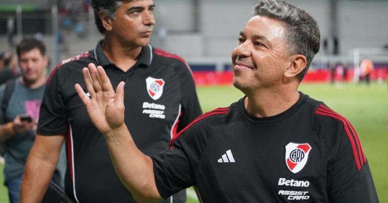 Marcelo Gallardo hizo gala de su liderazgo en River y se abrazó a la gente, por más que el equipo no convence a nadie