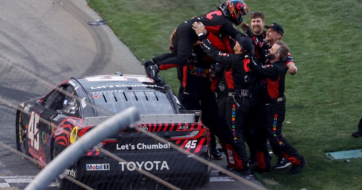 Final dramático en las 500 Millas de Daytona: choques, despistes y triunfo de Tyler Reddick con el equipo de Michael Jordan