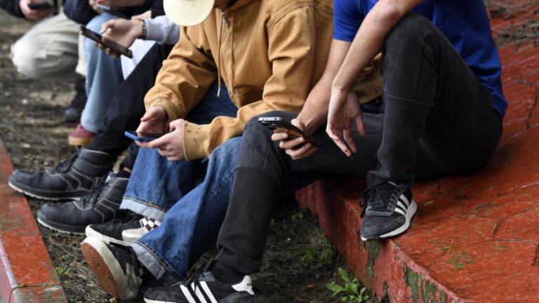 El Informe Mundial sobre la Felicidad destaca el impacto negativo de las redes sociales