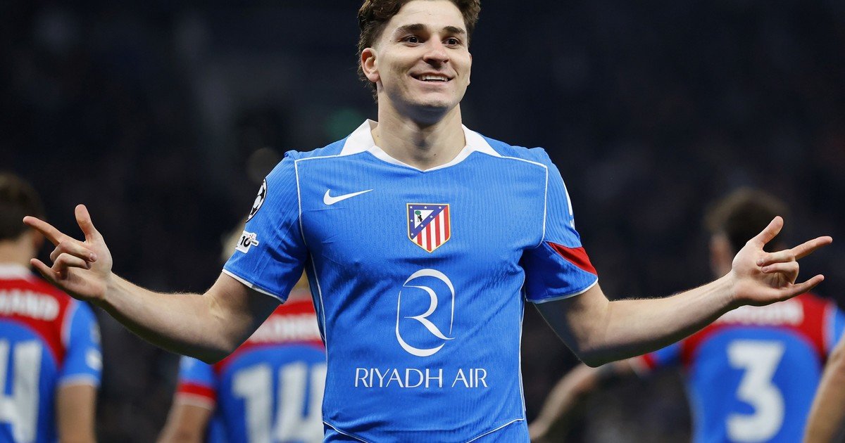 Barcelona y Atlético se matan por Julián Alvarez: el mega contrato que prepara el Colchonero para liquidar la oferta de 100 millones de Laporta