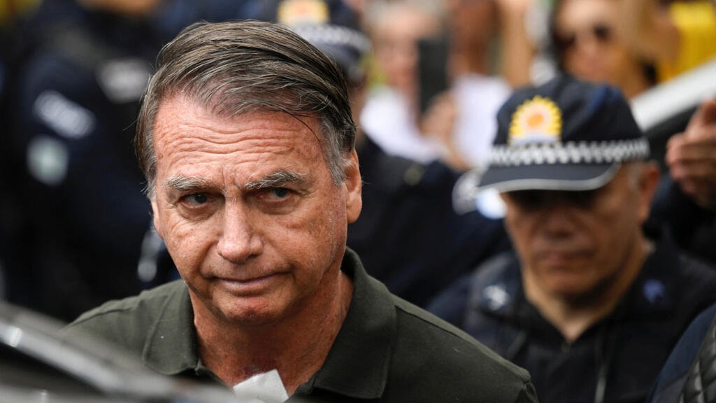 El expresidente de Brasil Jair Bolsonaro ingresa a cuidados intensivos por bronconeumonía