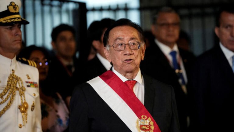 Perú: Balcázar cambia de primer ministro y renueva parte del gabinete a un mes de las elecciones