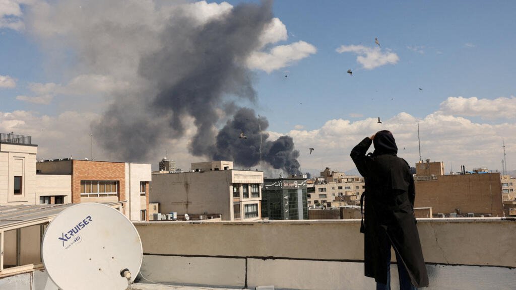 ¿Qué estructuras clave han sido atacadas en Teherán?