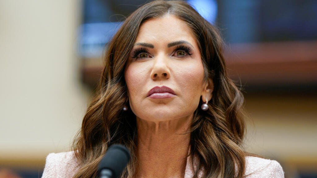 De los tiroteos de ICE a los contratos publicitarios: los escándalos que definieron la salida de Kristi Noem