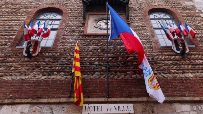 Francia va a elecciones municipales, la antesala de unas inciertas presidenciales