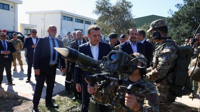 Europa mueve fichas en Medio Oriente: Macron visita Chipre y Putin apoya al nuevo líder supremo de Irán