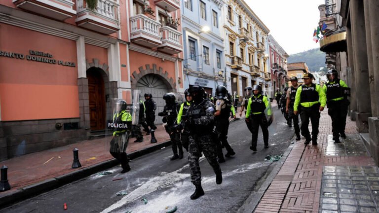 Ecuador inicia operaciones antinarcotráfico con apoyo de EE. UU; desde este domingo rige toque de queda