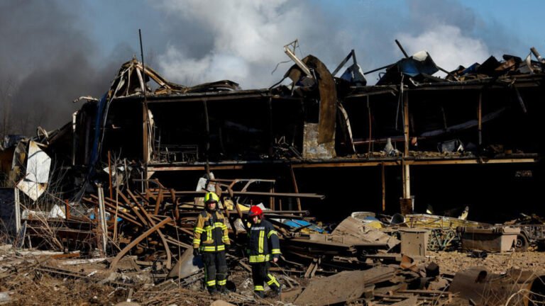 Ataques con misiles y drones rusos matan a varias personas en la región de Kiev