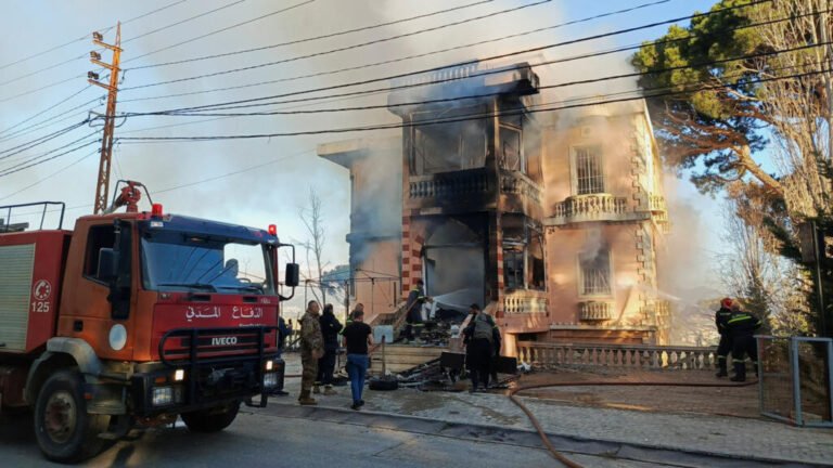 Líbano supera los 900 muertos por ataques israelíes; la ONU advierte de posibles "crímenes de guerra"