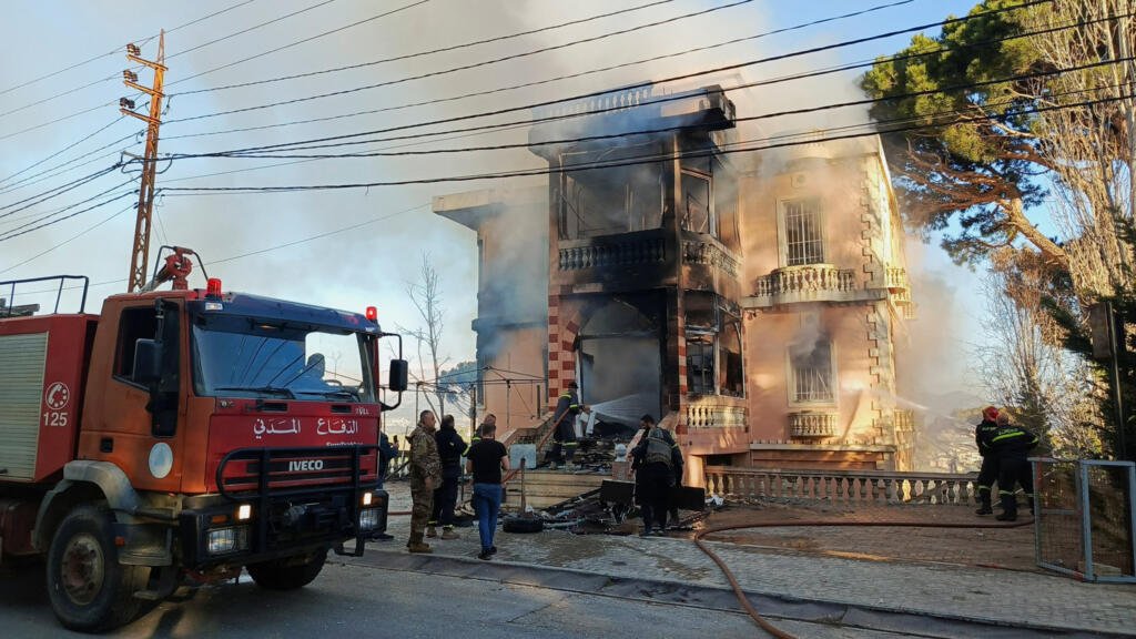 Líbano supera los 900 muertos por ataques israelíes; la ONU advierte de posibles "crímenes de guerra"