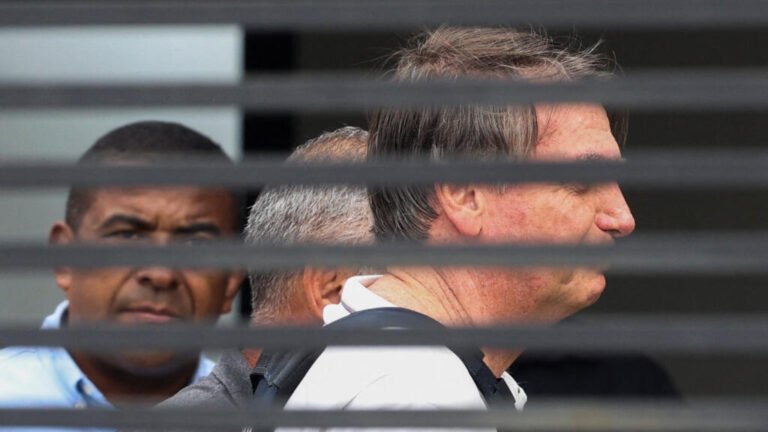 Brasil: el expresidente Bolsonaro sale de cuidados intensivos y pasa a prisión domiciliaria