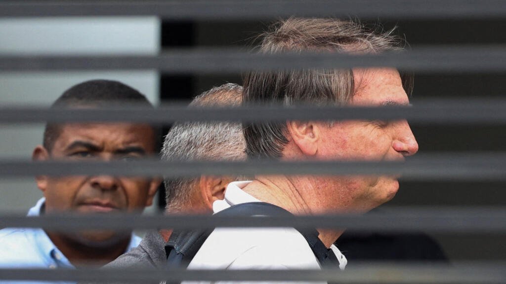 Brasil: el expresidente Bolsonaro sale de cuidados intensivos y pasa a prisión domiciliaria