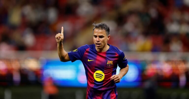 ¿Y si lo llama Coudet?: Javier Saviola, crack a los 44 años, le metió dos golazos al Real Madrid con las leyendas del Barcelona en México