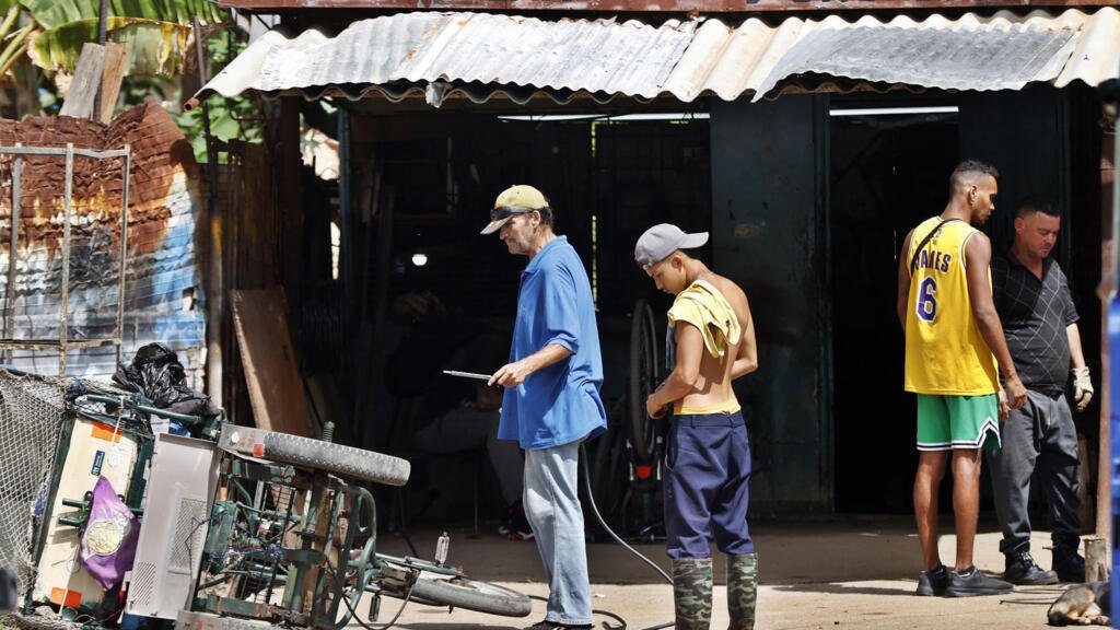 Cuba reconecta su red eléctrica, mientras promete "resistencia inquebrantable ante presión de EE. UU.