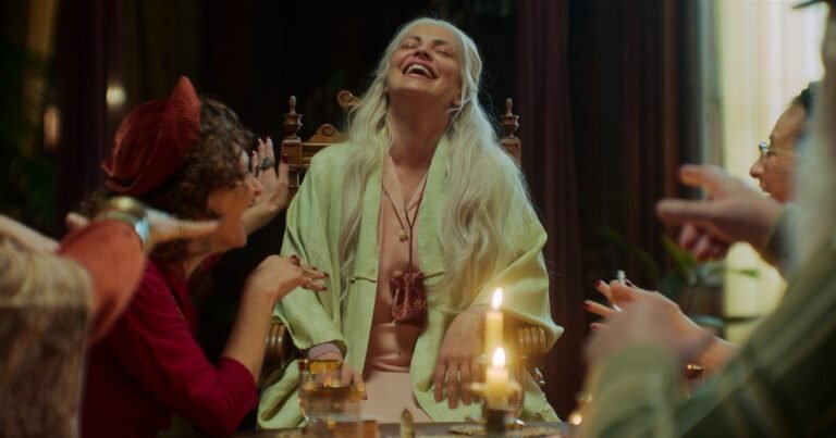 Ya está el trailer de La casa de los espíritus, con Dolores Fonzi y Alfonso Herrera