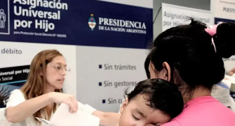 Crece el DESEMPLEO: 211.000 chicos se quedan sin AUH