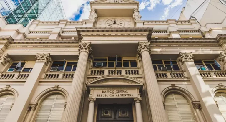 Con el dólar en baja, el BCRA libera pesos a los bancos