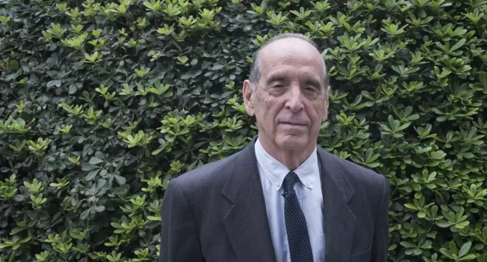 Dólares por las orejas y la calesita chocada: la advertencia clave de Arriazu