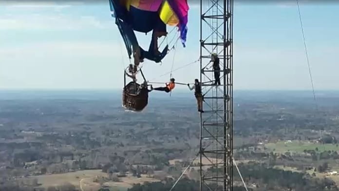 Dos rescatados tras quedar atrapado en el aire un globo aerostático a 274 metros