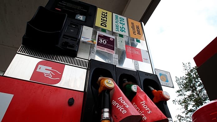 El Gobierno francés negocia con los distribuidores la bajada de los precios del petróleo
