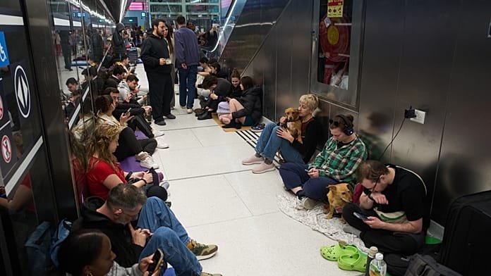 Israel, restos de cohete interceptado provocan incendio cerca de Tel Aviv